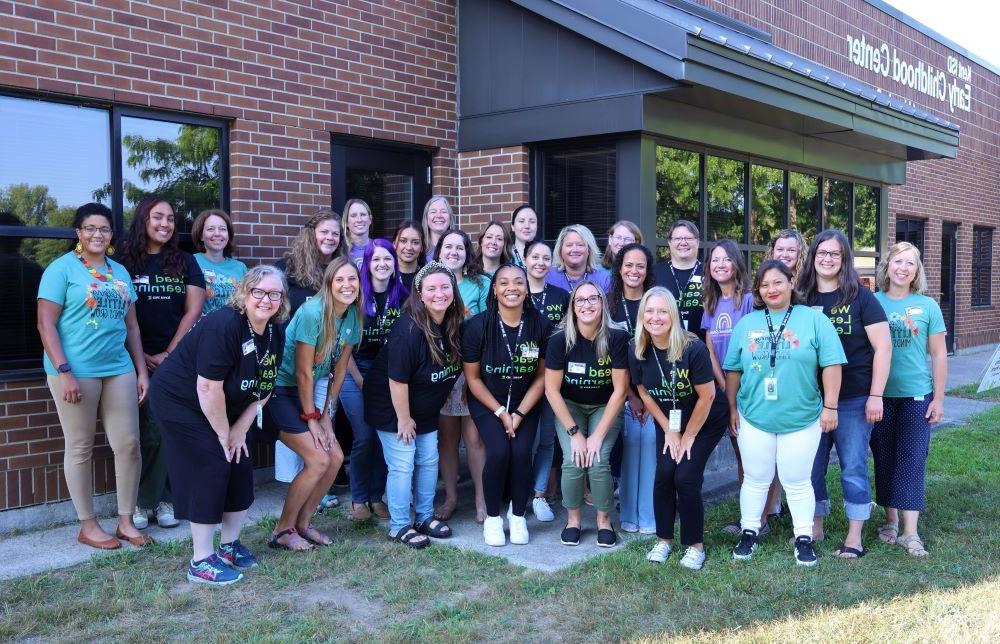 Group photo of 27 women who are parent educators for Bright Beginnins